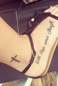 potītes krustu un pēdu tetovējums angļu valodā
