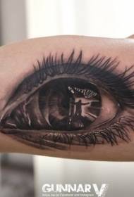 手臂內壯觀的黑白逼真的人眼紋身圖案