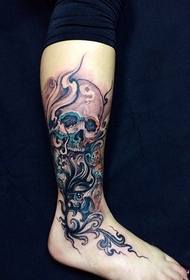 moda këmbë model super i bukur skullTattoo / 90009 @ Lule të bukura të vogla në kyçin e këmbës dhe tatuazh i fjalës angleze