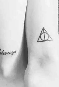 piedi nudi con tatuaggi inglesi e geometrici