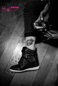 tattoo ຫອຍສີດໍາແລະສີຂາວທີ່ມີຄວາມຄິດສ້າງສັນ