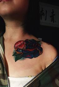 op der Collarbone vum Meedchen Perséinlechkeet schéi Tattoo Bild