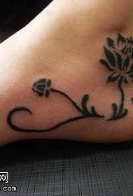 bellissimo modello di tatuaggio totem del piede