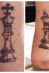Simple tattoo sketch gizonezko atleta orkatilan xake beltzaren tatuaje irudian