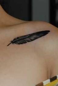 красивая и красивая татуировка перья на воротнике