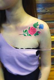 hängslen flicka clavicle en blomma Tatuering mönster är mycket attraktiv