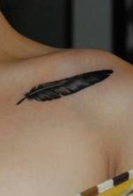 bukuria klavikul një tatuazh i vogël me pendë