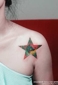 Clavícula ao lado da tatuagem de estrela sonhadora
