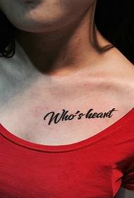 Mga pulang tattoo ng Ingles ng pulang kababaihan sa ilalim ng collarbone