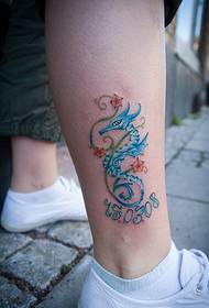발목 귀여운 파란색 작은 해마 문신 사진