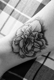 एक काले और सफेद गुलाब टैटू नंगे पैर पर