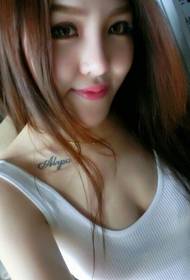Tatuaggio di parola inglese sexy clavicola ragazza