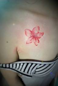 Sexy malé čerstvé tetování květin tetování pod klíční kost
