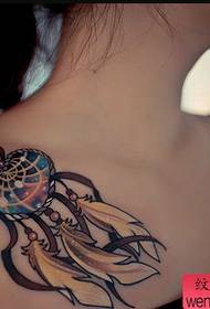 un patrón de tatuaje de atrapasueños de clavícula de mujer