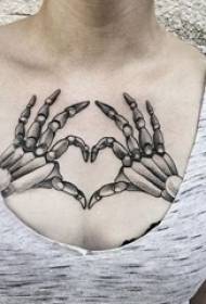 ragazza sotto la clavicola nero grigio schizzo punto spina trucco creativo rispetto all'immagine del tatuaggio del cuore