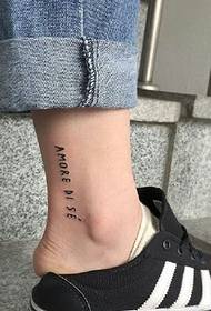 L'elegante tatuaggio con alfabeto inglese alla caviglia