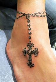 bel tatuaggio alla caviglia croce