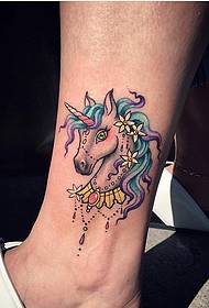 model de tatuaj unicorn gleznă