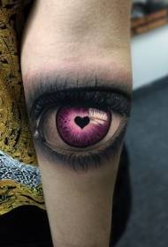 Didelės tikroviško stiliaus moters akys su širdies formos tatuiruotės modeliu