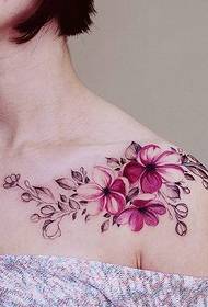 Matamis at sariwang pattern ng tattoo ng bulaklak sa balikat at ang clavicle