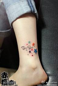 patrón de tatuaje de estrella de cinco puntas de color de tobillo femenino