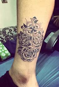 tiil Ang itom nga grey rosas nga sumbanan nga tattoo sa tattoo