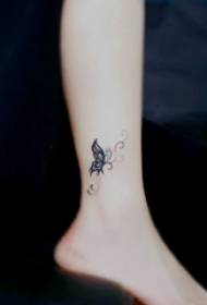 vajzë tatuazh flutur në kyçin e këmbës Fotografia e tatuazhit të fluturës së zezë