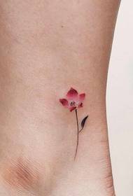 素足の美しい小さな新鮮な花の入れ墨のパターン