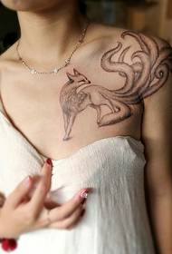clavicle ຂອງເດັກຍິງທີ່ມີຮູບແບບ tattoo Fox Fox ສີຂີ້ເຖົ່າ