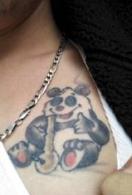 Момци со тетоважа со тетоважа се појавуваат во боја на пандани во боја на панда