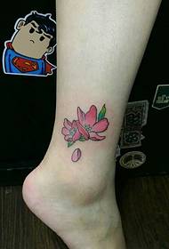dwa kwiatowe wzory tatuaży na bosych stopach są naturalne