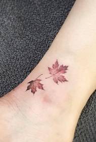 dívčí kotník na malé čerstvé tetování javorový list tetování