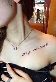 Le immagini di tatuaggi inglesi sotto la clavicola sono più sexy
