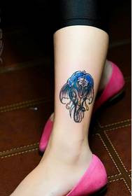 Vackra vrister kan ses den lilla elefantguden tatuering Bildbild