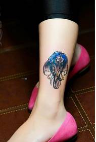 Si possono vedere bellissime caviglie l'immagine del tatuaggio del piccolo dio elefante