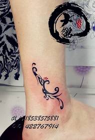 tatuaggio totem alla caviglia