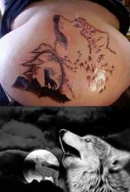 Umfana we-Wolf tattoo ngemuva kwesithombe se-wolf grey emnyama