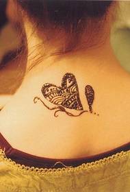 bukuroshja tatuazh në qafë në formë zemre tatuazh