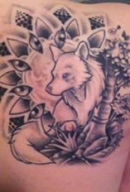 Gadis tukang tato tukang gambar tato fox hideung dina tonggong