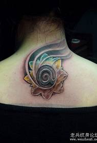 Selkäkaula-tatuointikuvio: Selkäkaula-lotus-tatuointikuvio