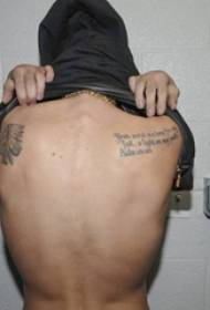 Ko te whetu tattoo tattoo o te ao Justin Bieber kei muri o nga Inia me nga whakaahua tattoo Ingarihi