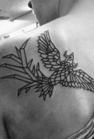 Chlapci na tetovanie geometrických zvierat na zadnej strane tetovacieho obrázku z čierneho fénixa