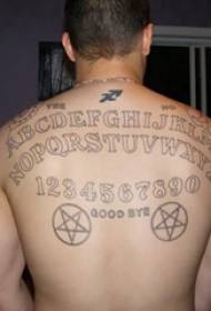 studente di tatuaggi maschio maschio sulla schiena sul retro foto di tatuaggi digitali e inglesi