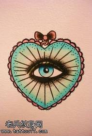 ръкопис на татуировка за очи във формата на сърце