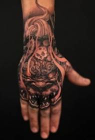 alcuni creativi sul dorso della mano Tatuaggio personalizzato funziona 9 foto