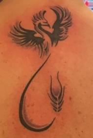 Ragazza tatuata sul retro con immagine del tatuaggio fenice nera sul retro