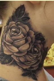 Модні дівчата чорно-білі троянди татуювання малюнок на шиї