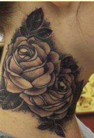 Foto di tatuaggio di rosa alla moda ragazza in bianco e nero sul collo
