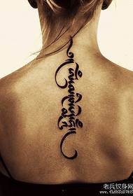 un mudellu di tatuu di lettera di u collu femminile