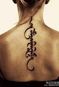 un modello di tatuaggio lettera collo femminile